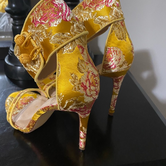 Golden Heels - Picture 2 of 3